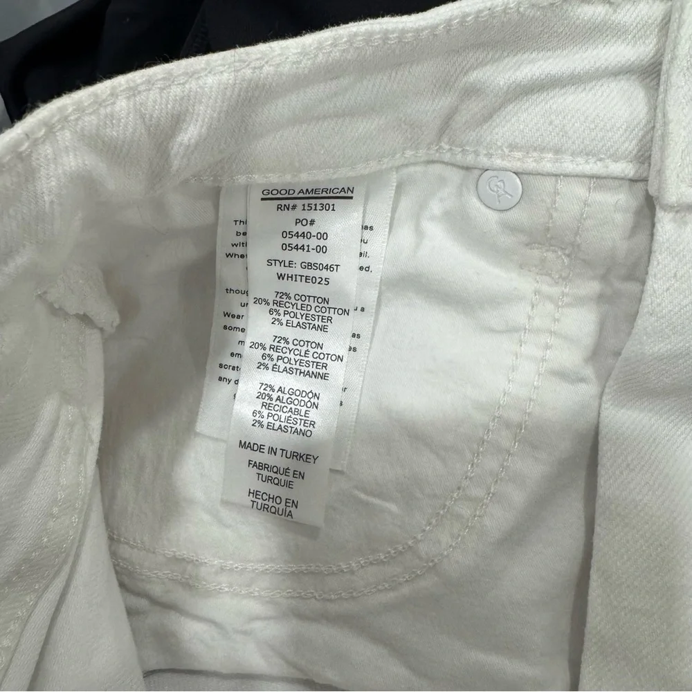 Good American BOMBSHELL SHORTS GBS046T WHITE025 Size 00/24 Inseam 3 1/2 inches